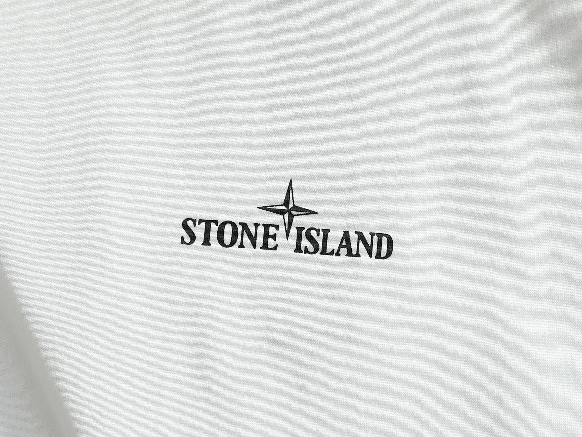 🅿️170 Stone Island 2025FW new autumn and winter geometric print short-sleeved bottoming T-shirt. Pure background color with the brand's iconic compass logo + geometric line printing on the back, which is very cool and recognizable. The basic round neck version is suitable for various body shapes, the fabric is soft and breathable, and multiple colors are available. Suitable for daily outings and casual wear, easy to wear on the street. Color: gray white Size: XSSML